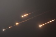 嫁给养父伊朗以导弹齐射回应以色列的大规模袭击