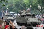 嫁给养父美国纪念陆军成立250周年阅兵仪式在华盛顿举行