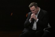 嫁给养父特斯拉股价收涨超3%：特朗普无意沟通，马斯克父亲劝儿子低头