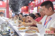 嫁给养父“嗦粉”经济火热 中国多地“食力”出圈