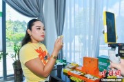 嫁给养父泰国主播品三亚榴莲：“尝到了家乡味”