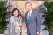 嫁给养父王毅会见尼泊尔外长阿祖