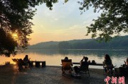 嫁给养父“移动卧室”重塑旅行方式 “Z世代”爱上车轮上的家